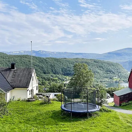 4 Person In Bryggja-by Traum