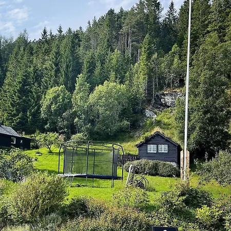 4 Person In Bryggja-by Traum